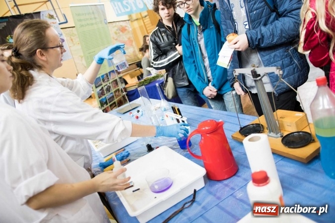 Zdjęcie w galerii na portalu naszraciborz.pl: Czarowanie gimnazjalist&oacute;w, czyli dni otwarte w raciborskich szkołach ponadgimnazjalnych wiadomości z regionu