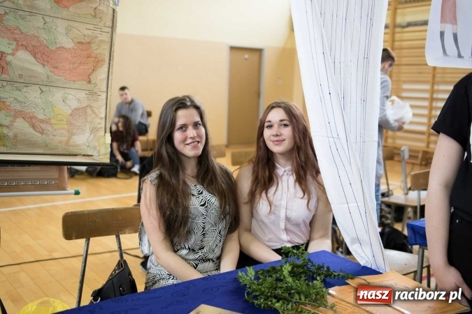 Zdjęcie w galerii na portalu naszraciborz.pl: Czarowanie gimnazjalist&oacute;w, czyli dni otwarte w raciborskich szkołach ponadgimnazjalnych wiadomości z regionu