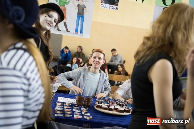 Zdjęcie w galerii na portalu naszraciborz.pl: Czarowanie gimnazjalist&oacute;w, czyli dni otwarte w raciborskich szkołach ponadgimnazjalnych wiadomości z regionu