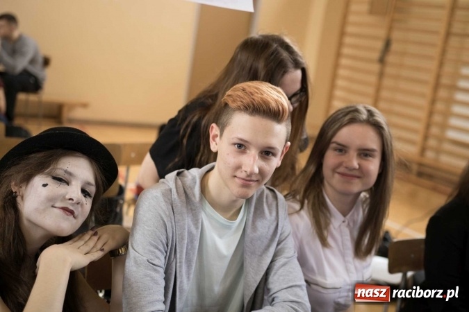 Zdjęcie w galerii na portalu naszraciborz.pl: Czarowanie gimnazjalist&oacute;w, czyli dni otwarte w raciborskich szkołach ponadgimnazjalnych wiadomości z regionu