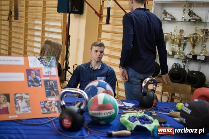 Zdjęcie w galerii na portalu naszraciborz.pl: Czarowanie gimnazjalist&oacute;w, czyli dni otwarte w raciborskich szkołach ponadgimnazjalnych wiadomości z regionu