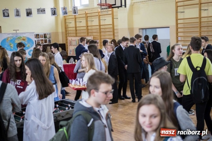 Zdjęcie w galerii na portalu naszraciborz.pl: Czarowanie gimnazjalist&oacute;w, czyli dni otwarte w raciborskich szkołach ponadgimnazjalnych wiadomości z regionu