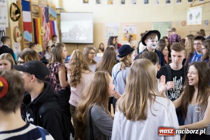 Zdjęcie w galerii na portalu naszraciborz.pl: Czarowanie gimnazjalist&oacute;w, czyli dni otwarte w raciborskich szkołach ponadgimnazjalnych wiadomości z regionu