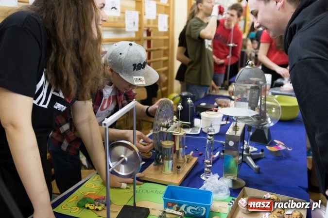 Zdjęcie w galerii na portalu naszraciborz.pl: Czarowanie gimnazjalist&oacute;w, czyli dni otwarte w raciborskich szkołach ponadgimnazjalnych wiadomości z regionu