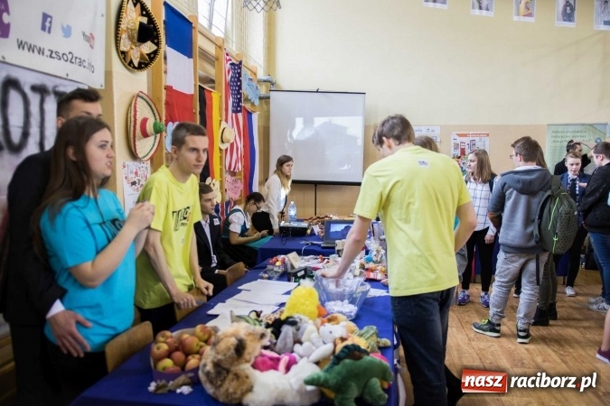 Zdjęcie w galerii na portalu naszraciborz.pl: Czarowanie gimnazjalist&oacute;w, czyli dni otwarte w raciborskich szkołach ponadgimnazjalnych wiadomości z regionu