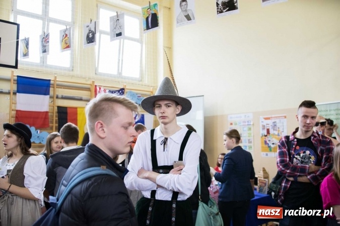 Zdjęcie w galerii na portalu naszraciborz.pl: Czarowanie gimnazjalist&oacute;w, czyli dni otwarte w raciborskich szkołach ponadgimnazjalnych wiadomości z regionu