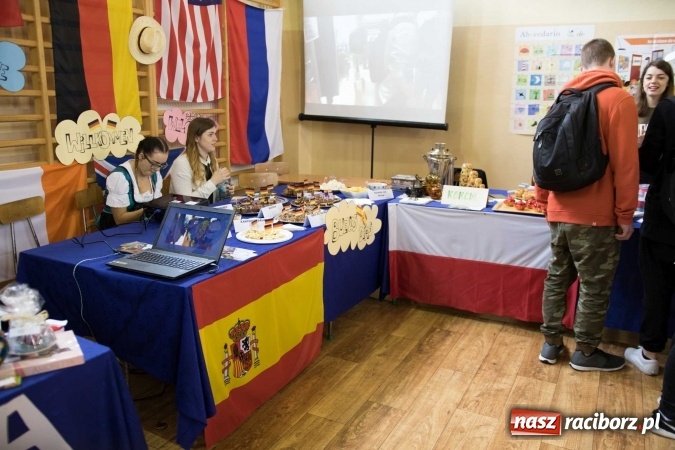 Zdjęcie w galerii na portalu naszraciborz.pl: Czarowanie gimnazjalist&oacute;w, czyli dni otwarte w raciborskich szkołach ponadgimnazjalnych wiadomości z regionu