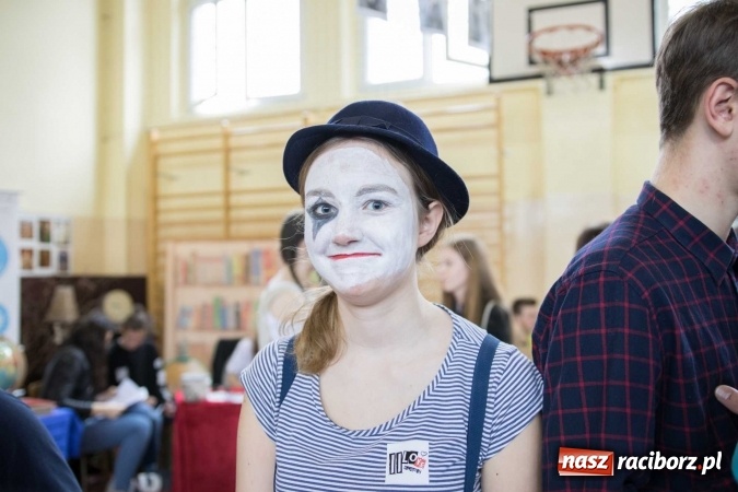 Zdjęcie w galerii na portalu naszraciborz.pl: Czarowanie gimnazjalist&oacute;w, czyli dni otwarte w raciborskich szkołach ponadgimnazjalnych wiadomości z regionu