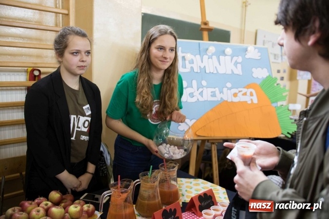 Zdjęcie w galerii na portalu naszraciborz.pl: Czarowanie gimnazjalist&oacute;w, czyli dni otwarte w raciborskich szkołach ponadgimnazjalnych wiadomości z regionu
