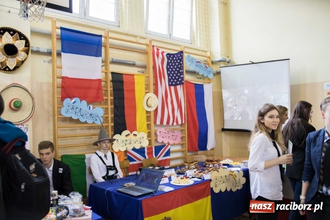 Zdjęcie w galerii na portalu naszraciborz.pl: Czarowanie gimnazjalist&oacute;w, czyli dni otwarte w raciborskich szkołach ponadgimnazjalnych wiadomości z regionu