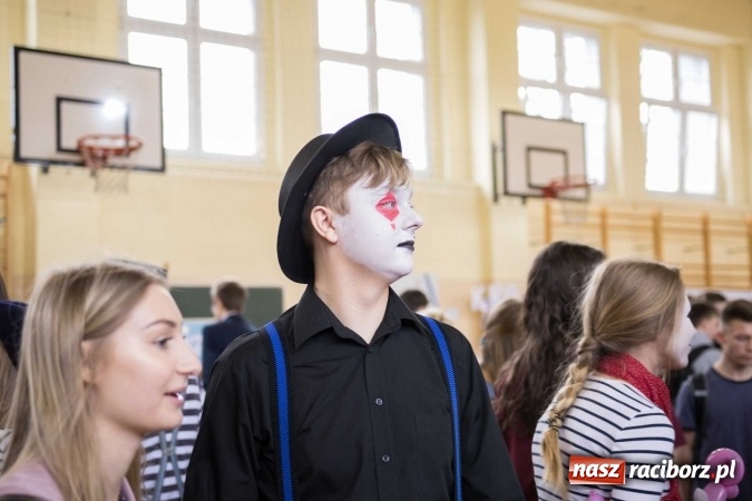 Zdjęcie w galerii na portalu naszraciborz.pl: Czarowanie gimnazjalist&oacute;w, czyli dni otwarte w raciborskich szkołach ponadgimnazjalnych wiadomości z regionu