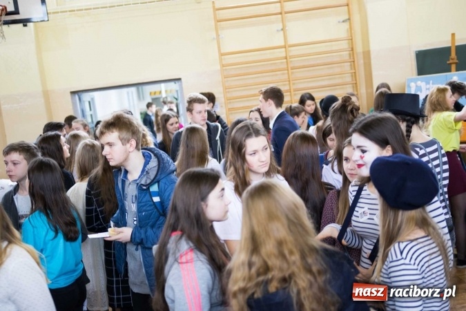 Zdjęcie w galerii na portalu naszraciborz.pl: Czarowanie gimnazjalist&oacute;w, czyli dni otwarte w raciborskich szkołach ponadgimnazjalnych wiadomości z regionu