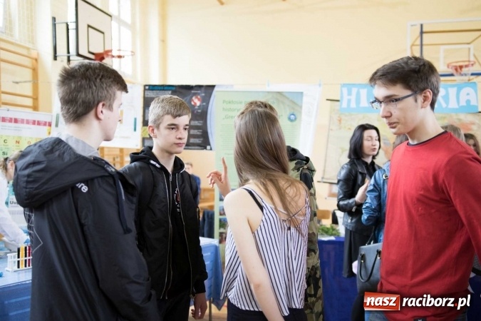 Zdjęcie w galerii na portalu naszraciborz.pl: Czarowanie gimnazjalist&oacute;w, czyli dni otwarte w raciborskich szkołach ponadgimnazjalnych wiadomości z regionu