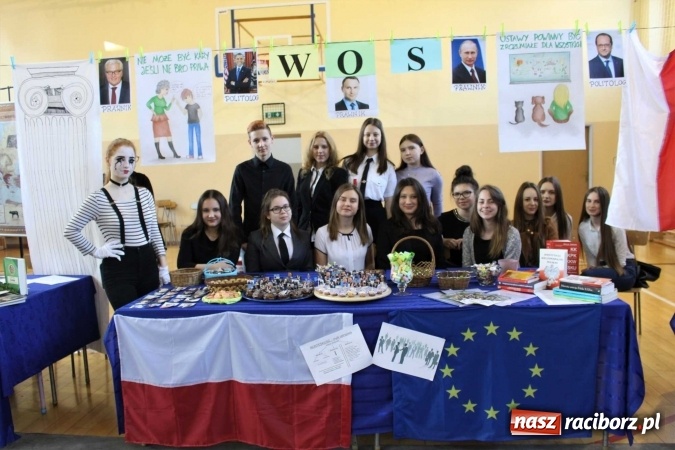 Zdjęcie w galerii na portalu naszraciborz.pl: Czarowanie gimnazjalist&oacute;w, czyli dni otwarte w raciborskich szkołach ponadgimnazjalnych wiadomości z regionu