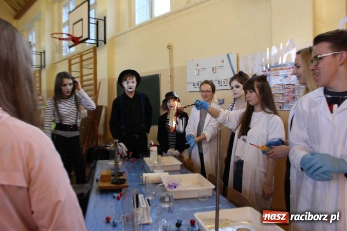 Zdjęcie w galerii na portalu naszraciborz.pl: Czarowanie gimnazjalist&oacute;w, czyli dni otwarte w raciborskich szkołach ponadgimnazjalnych wiadomości z regionu