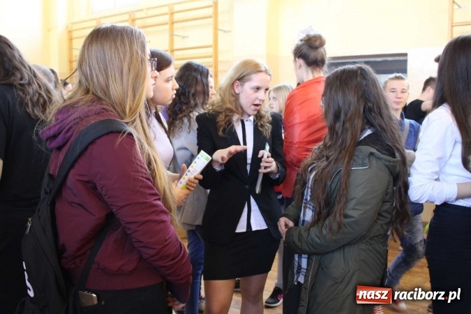 Zdjęcie w galerii na portalu naszraciborz.pl: Czarowanie gimnazjalist&oacute;w, czyli dni otwarte w raciborskich szkołach ponadgimnazjalnych wiadomości z regionu