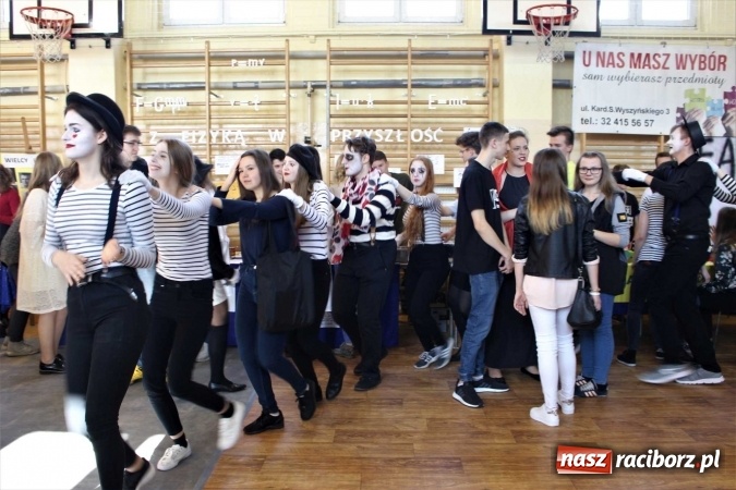 Zdjęcie w galerii na portalu naszraciborz.pl: Czarowanie gimnazjalist&oacute;w, czyli dni otwarte w raciborskich szkołach ponadgimnazjalnych wiadomości z regionu