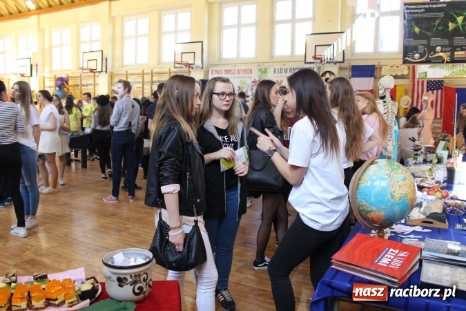 Zdjęcie w galerii na portalu naszraciborz.pl: Czarowanie gimnazjalist&oacute;w, czyli dni otwarte w raciborskich szkołach ponadgimnazjalnych wiadomości z regionu