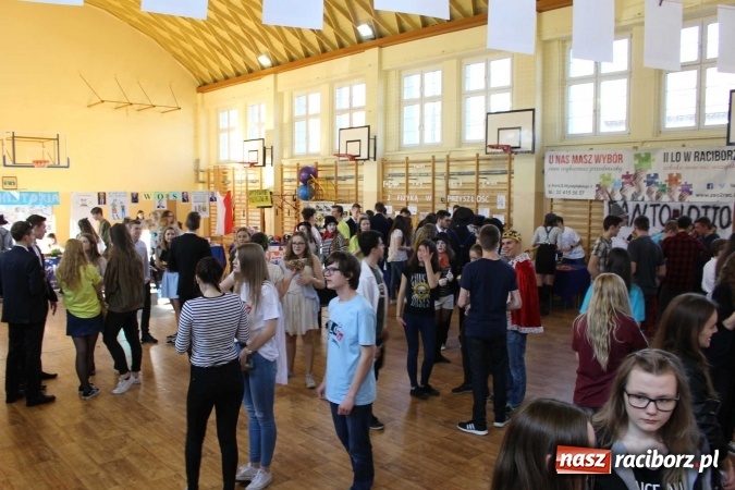 Zdjęcie w galerii na portalu naszraciborz.pl: Czarowanie gimnazjalist&oacute;w, czyli dni otwarte w raciborskich szkołach ponadgimnazjalnych wiadomości z regionu