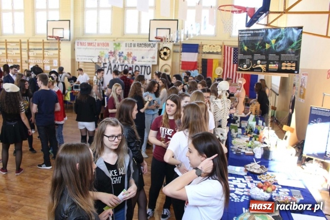 Zdjęcie w galerii na portalu naszraciborz.pl: Czarowanie gimnazjalist&oacute;w, czyli dni otwarte w raciborskich szkołach ponadgimnazjalnych wiadomości z regionu