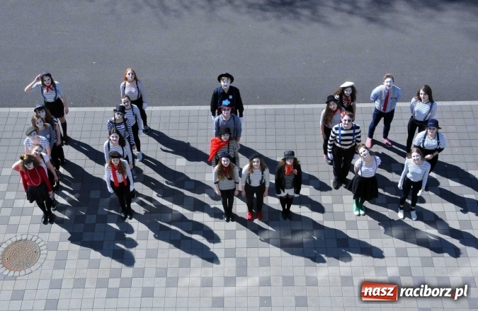 Zdjęcie w galerii na portalu naszraciborz.pl: Czarowanie gimnazjalist&oacute;w, czyli dni otwarte w raciborskich szkołach ponadgimnazjalnych wiadomości z regionu