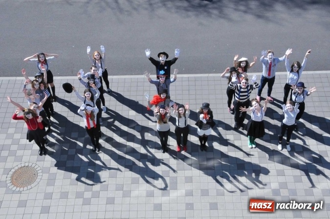 Zdjęcie w galerii na portalu naszraciborz.pl: Czarowanie gimnazjalist&oacute;w, czyli dni otwarte w raciborskich szkołach ponadgimnazjalnych wiadomości z regionu