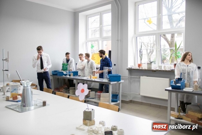 Zdjęcie w galerii na portalu naszraciborz.pl: Czarowanie gimnazjalist&oacute;w, czyli dni otwarte w raciborskich szkołach ponadgimnazjalnych wiadomości z regionu