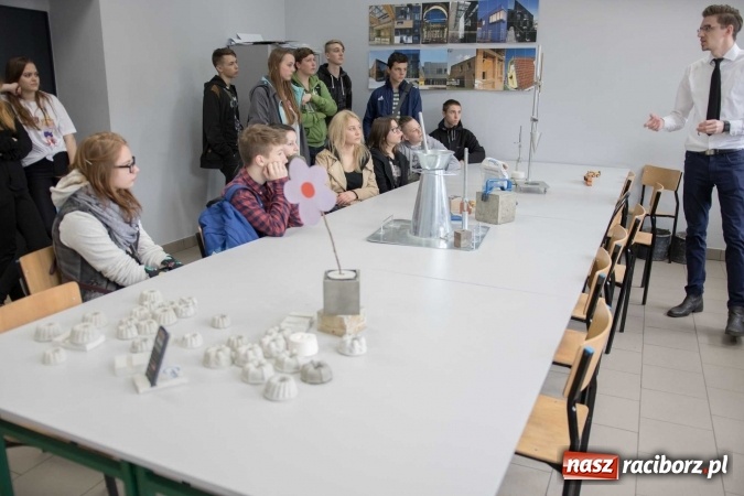 Zdjęcie w galerii na portalu naszraciborz.pl: Czarowanie gimnazjalist&oacute;w, czyli dni otwarte w raciborskich szkołach ponadgimnazjalnych wiadomości z regionu