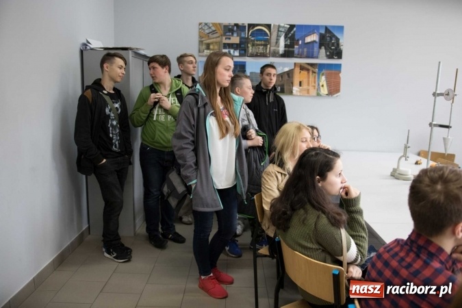 Zdjęcie w galerii na portalu naszraciborz.pl: Czarowanie gimnazjalist&oacute;w, czyli dni otwarte w raciborskich szkołach ponadgimnazjalnych wiadomości z regionu