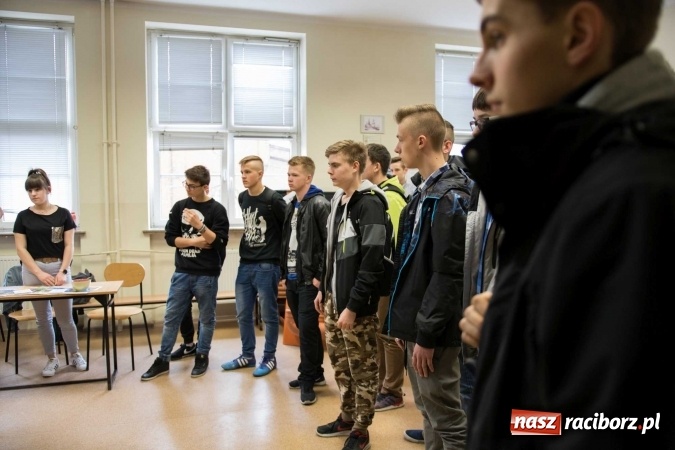 Zdjęcie w galerii na portalu naszraciborz.pl: Czarowanie gimnazjalist&oacute;w, czyli dni otwarte w raciborskich szkołach ponadgimnazjalnych wiadomości z regionu