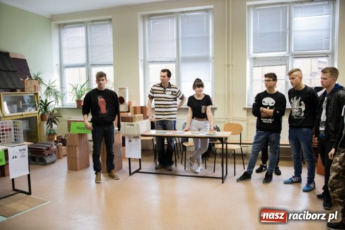 Zdjęcie w galerii na portalu naszraciborz.pl: Czarowanie gimnazjalist&oacute;w, czyli dni otwarte w raciborskich szkołach ponadgimnazjalnych wiadomości z regionu