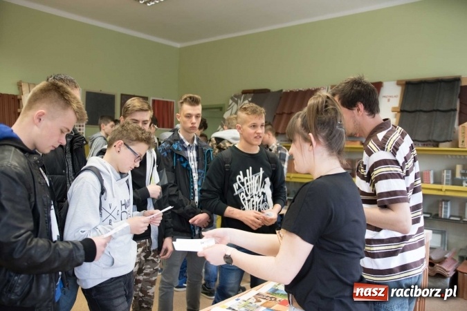 Zdjęcie w galerii na portalu naszraciborz.pl: Czarowanie gimnazjalist&oacute;w, czyli dni otwarte w raciborskich szkołach ponadgimnazjalnych wiadomości z regionu