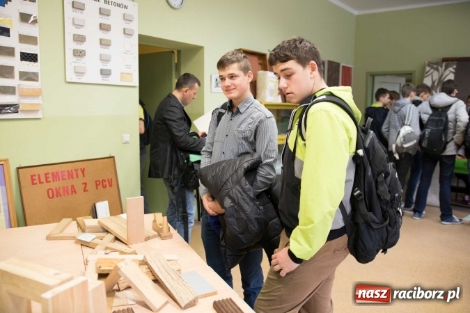 Zdjęcie w galerii na portalu naszraciborz.pl: Czarowanie gimnazjalist&oacute;w, czyli dni otwarte w raciborskich szkołach ponadgimnazjalnych wiadomości z regionu