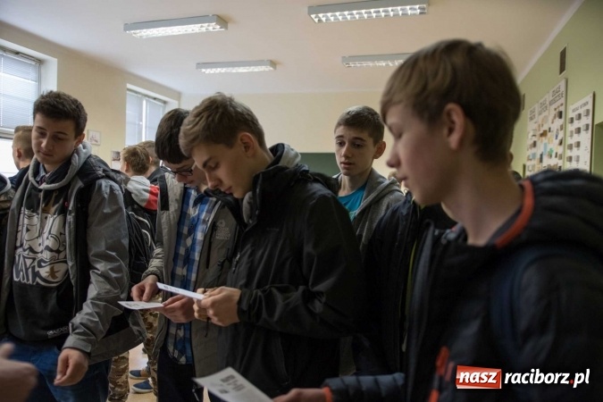 Zdjęcie w galerii na portalu naszraciborz.pl: Czarowanie gimnazjalist&oacute;w, czyli dni otwarte w raciborskich szkołach ponadgimnazjalnych wiadomości z regionu