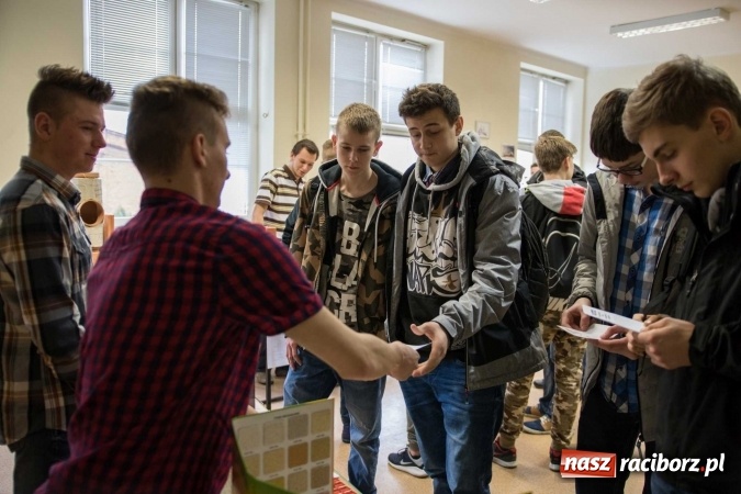 Zdjęcie w galerii na portalu naszraciborz.pl: Czarowanie gimnazjalist&oacute;w, czyli dni otwarte w raciborskich szkołach ponadgimnazjalnych wiadomości z regionu