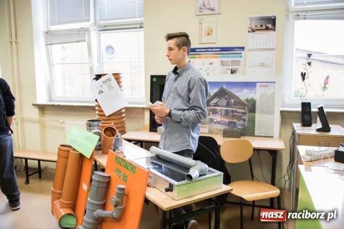 Zdjęcie w galerii na portalu naszraciborz.pl: Czarowanie gimnazjalist&oacute;w, czyli dni otwarte w raciborskich szkołach ponadgimnazjalnych wiadomości z regionu