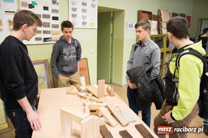 Zdjęcie w galerii na portalu naszraciborz.pl: Czarowanie gimnazjalist&oacute;w, czyli dni otwarte w raciborskich szkołach ponadgimnazjalnych wiadomości z regionu