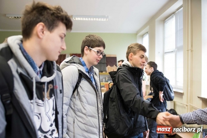 Zdjęcie w galerii na portalu naszraciborz.pl: Czarowanie gimnazjalist&oacute;w, czyli dni otwarte w raciborskich szkołach ponadgimnazjalnych wiadomości z regionu