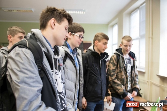 Zdjęcie w galerii na portalu naszraciborz.pl: Czarowanie gimnazjalist&oacute;w, czyli dni otwarte w raciborskich szkołach ponadgimnazjalnych wiadomości z regionu