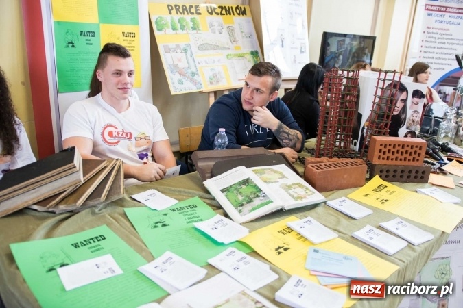 Zdjęcie w galerii na portalu naszraciborz.pl: Czarowanie gimnazjalist&oacute;w, czyli dni otwarte w raciborskich szkołach ponadgimnazjalnych wiadomości z regionu