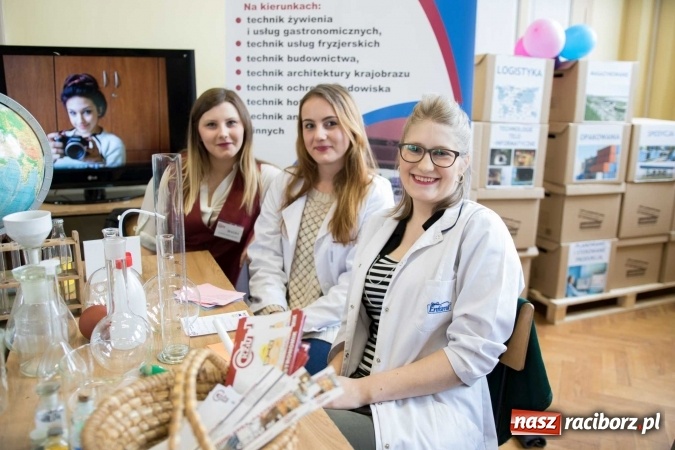 Zdjęcie w galerii na portalu naszraciborz.pl: Czarowanie gimnazjalist&oacute;w, czyli dni otwarte w raciborskich szkołach ponadgimnazjalnych wiadomości z regionu