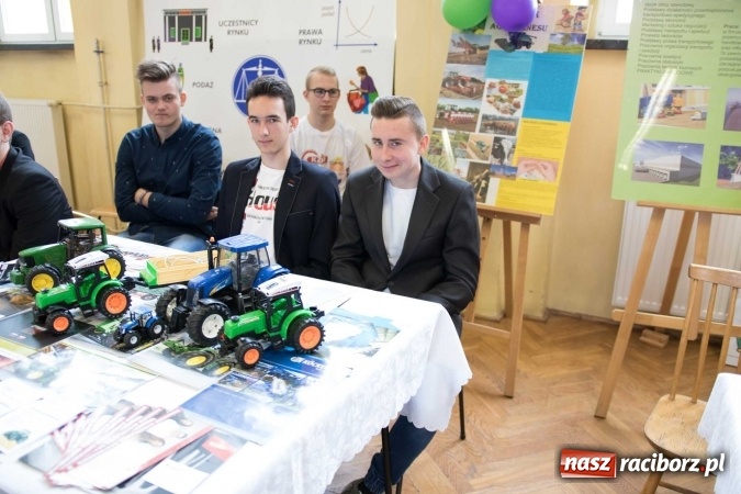 Zdjęcie w galerii na portalu naszraciborz.pl: Czarowanie gimnazjalist&oacute;w, czyli dni otwarte w raciborskich szkołach ponadgimnazjalnych wiadomości z regionu