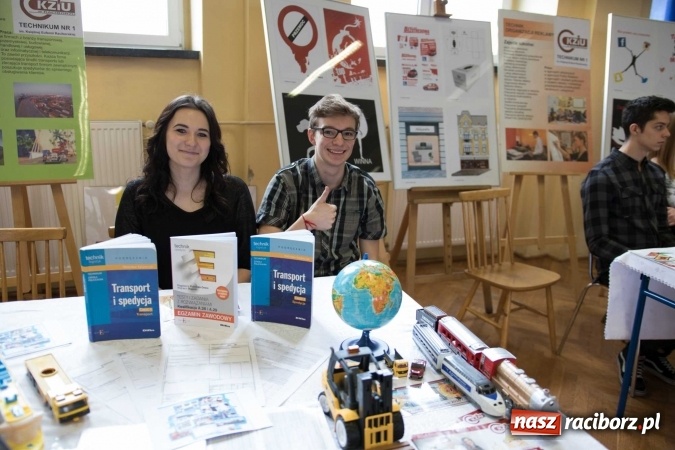 Zdjęcie w galerii na portalu naszraciborz.pl: Czarowanie gimnazjalist&oacute;w, czyli dni otwarte w raciborskich szkołach ponadgimnazjalnych wiadomości z regionu