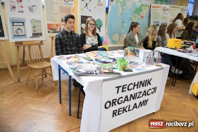 Zdjęcie w galerii na portalu naszraciborz.pl: Czarowanie gimnazjalist&oacute;w, czyli dni otwarte w raciborskich szkołach ponadgimnazjalnych wiadomości z regionu