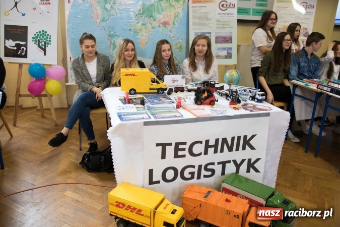 Zdjęcie w galerii na portalu naszraciborz.pl: Czarowanie gimnazjalist&oacute;w, czyli dni otwarte w raciborskich szkołach ponadgimnazjalnych wiadomości z regionu