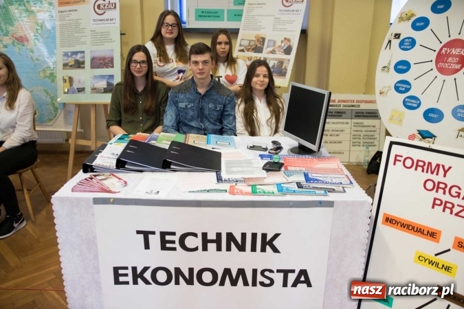 Zdjęcie w galerii na portalu naszraciborz.pl: Czarowanie gimnazjalist&oacute;w, czyli dni otwarte w raciborskich szkołach ponadgimnazjalnych wiadomości z regionu