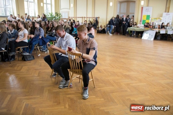 Zdjęcie w galerii na portalu naszraciborz.pl: Czarowanie gimnazjalist&oacute;w, czyli dni otwarte w raciborskich szkołach ponadgimnazjalnych wiadomości z regionu