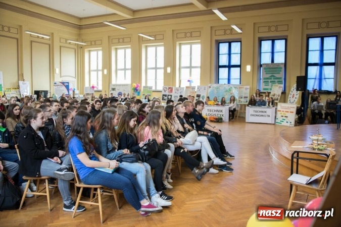 Zdjęcie w galerii na portalu naszraciborz.pl: Czarowanie gimnazjalist&oacute;w, czyli dni otwarte w raciborskich szkołach ponadgimnazjalnych wiadomości z regionu