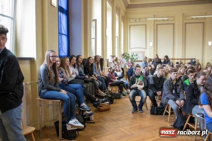 Zdjęcie w galerii na portalu naszraciborz.pl: Czarowanie gimnazjalist&oacute;w, czyli dni otwarte w raciborskich szkołach ponadgimnazjalnych wiadomości z regionu