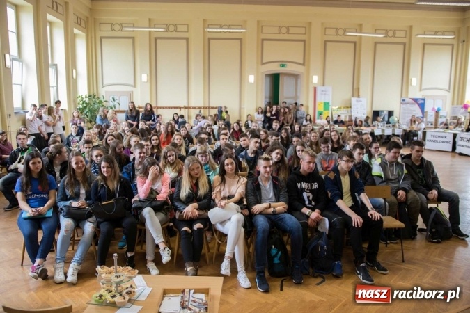 Zdjęcie w galerii na portalu naszraciborz.pl: Czarowanie gimnazjalist&oacute;w, czyli dni otwarte w raciborskich szkołach ponadgimnazjalnych wiadomości z regionu